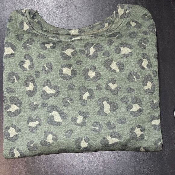 Secret Treasures Cheetah Print Crewneck Sweatshirt. Size Small Green NWT - Picture 5 of 8